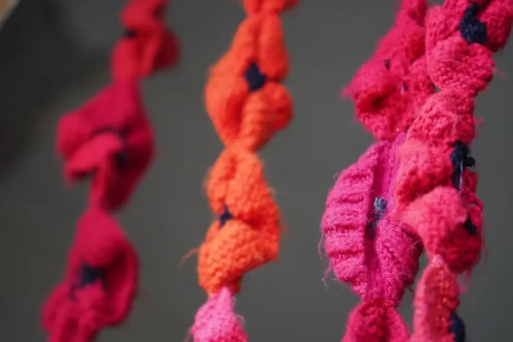 O crochê articulado que dá movimento e vida às suas criações
