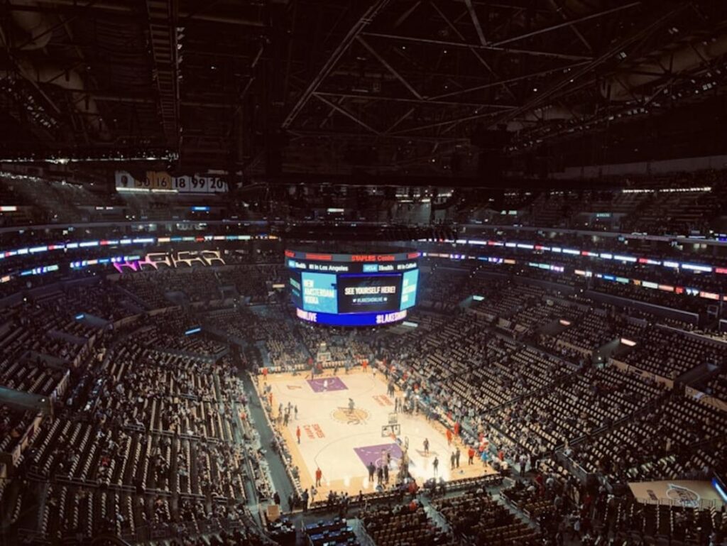 Duelo imperdível na NBA: saiba como assistir Lakers e Warriors ao vivo e confira o horário