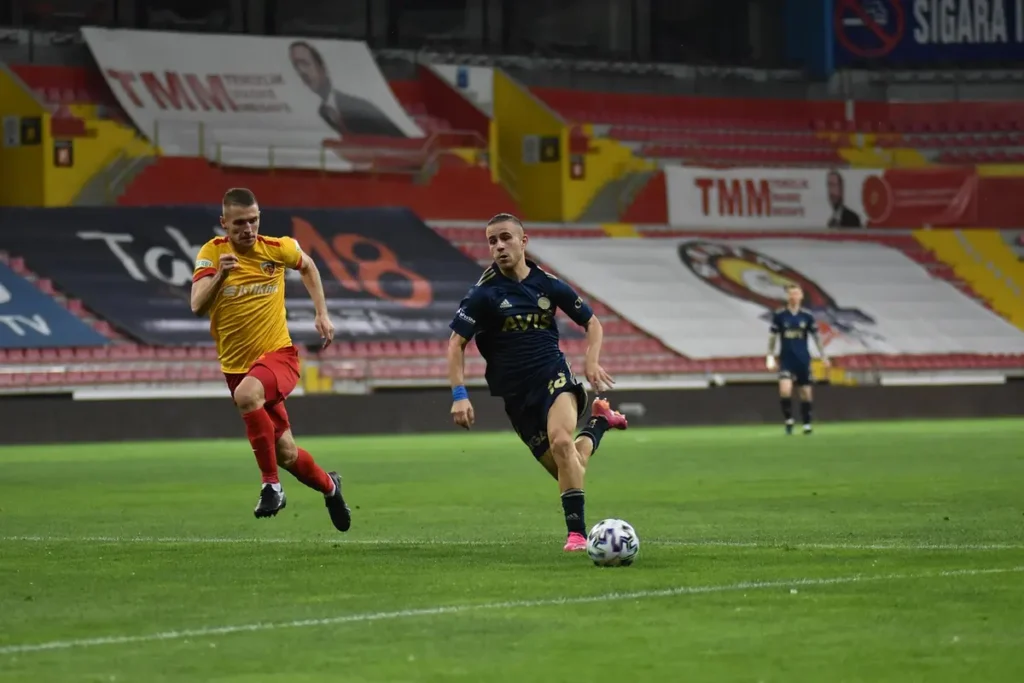 Liverpool dá sinal verde e técnico detalha colaboração especial para o Aston Villa na Liga Europa