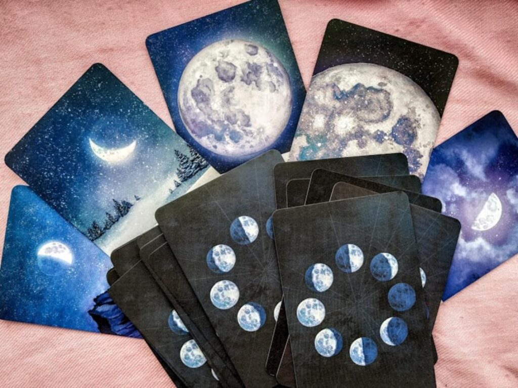 Tarot revela: energia da carta A Lua promete surpresas e intuições para todos os signos nesta quarta-feira (8)