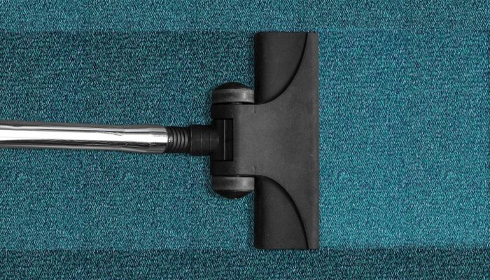 A mistura de água oxigenada com sal que virou o segredo da limpeza natural