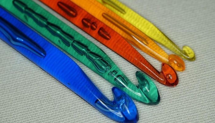 Crochê modular híbrido: a técnica inovadora que une tecido e fio em peças surpreendentes