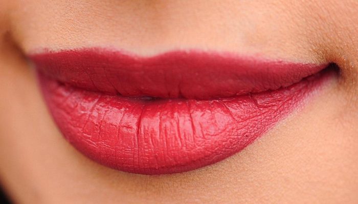 Nova tendência de maquiagem viraliza nas redes e conquista o verão