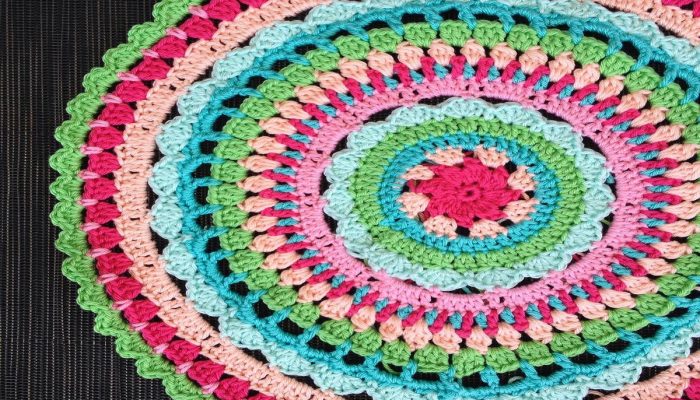 O crochê sobre couro que transforma roupas e acessórios em obras de arte