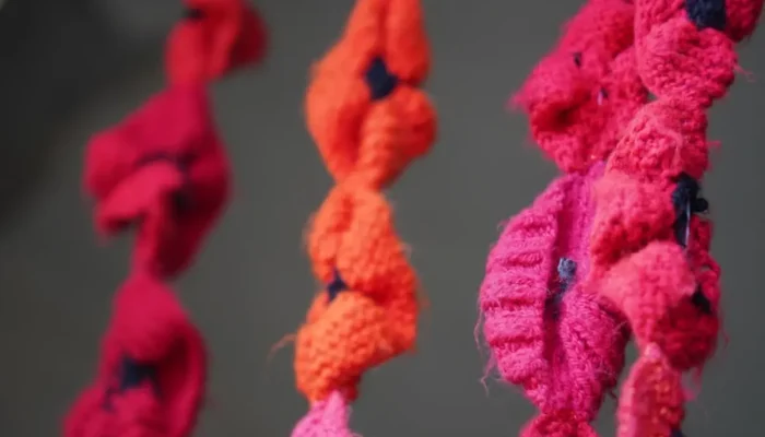 O crochê articulado que dá movimento e vida às suas criações