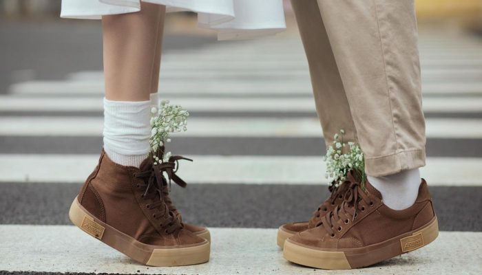 Por que tanta gente está trocando o talco dos sapatos por uma solução natural