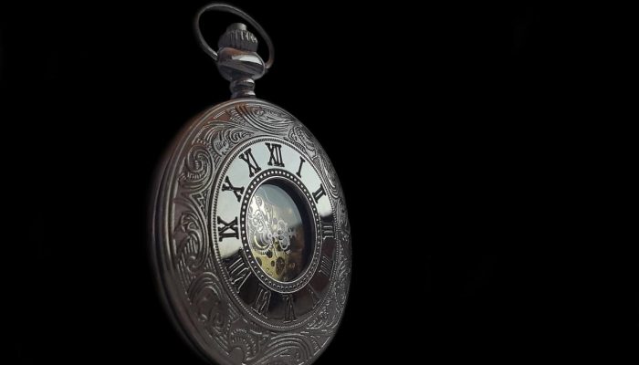 Relógio com moldura de crochê: o novo queridinho da decoração artesanal moderna