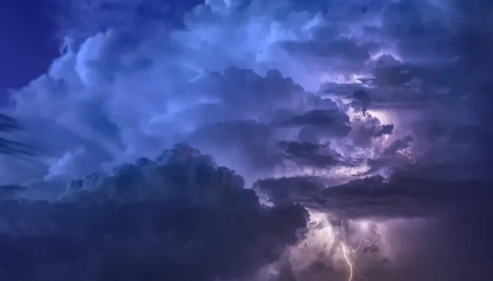 Frente de tempestades deixa o Sul em alerta e leva chuvas intensas a novas áreas do Brasil