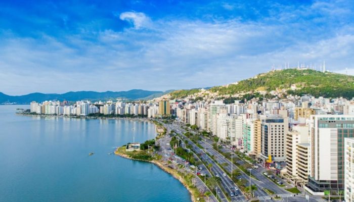 Ondas avançam e causam cenas de pavor entre moradores em Florianópolis
