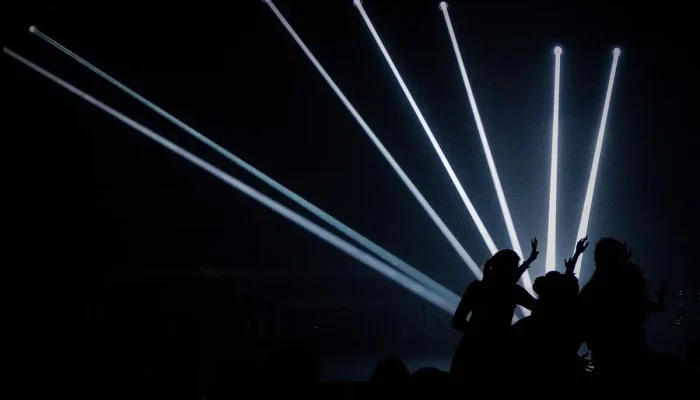 Renasce Lily Allen: cantora transforma dor em arte no emocionante retorno com "West End Girl"